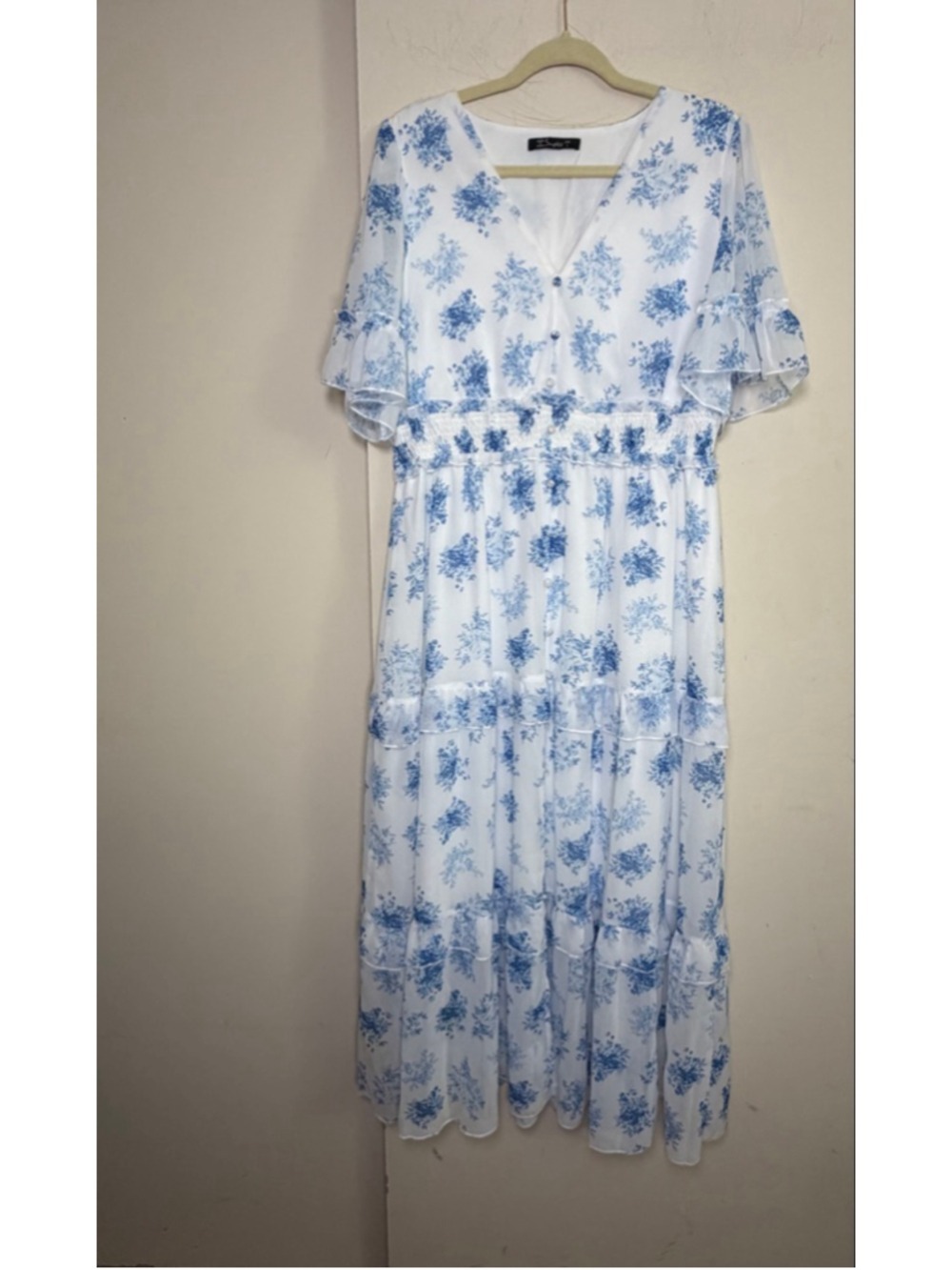 Simplee Blue White Floral Chiffon Tiered Maxi Dress Flutter Sleeve Smocked Sz L